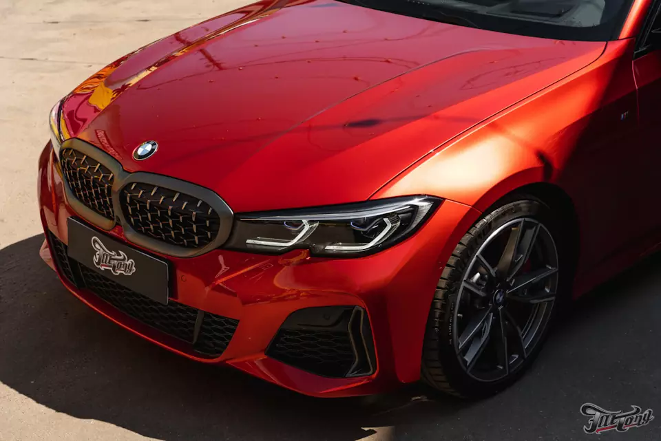 BMW M340i. Оклейка кузова в красный глянцевый винил + сверху оклейка в глянцевый полиуретан LLumar + обработка керамикой.